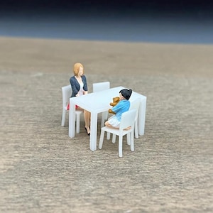 Tavolo in miniatura in scala 1:64 e 4 sedie