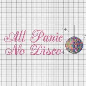 Op de afbeelding: Borduurpatroon met de tekst "All Panic No Disco" in roze cursief schrift met een discobal die van boven hangt.
