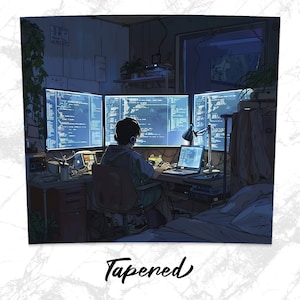 Może przedstawiać: Osoba siedzi przy biurku w słabo oświetlonym pokoju, pracując przy komputerze z wieloma monitorami. Monitory wyświetlają linie kodu, co sugeruje środowisko programistyczne. Pokój jest ozdobiony roślinami i łóżkiem w tle.