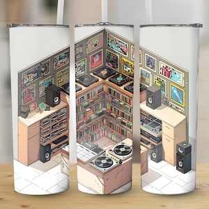 Op de afbeelding: Een witte tumbler met een kleurrijke illustratie van het interieur van een platenwinkel. De illustratie toont een platenspeler, planken met vinylplaten, luidsprekers en een mengpaneel. Het ontwerp is in isometrisch perspectief.