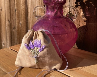Handbesticktes Lavendelsäckchen