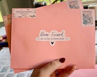 Pacchetto di posta misteriosa "Caro amico" / Busta a sorpresa per posta ordinaria / Stampa artistica mensile, lettera e adesivi / Regalo per amico di penna, Cozy Mail