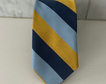 Cravatta sottile sottile vintage Brooks Brothers in pile rosso blu navy oro 2,75"
