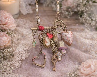 Ręcznie robiony naszyjnik z zawieszkami w stylu shabby chic, czeskie szklane koraliki, styl boho