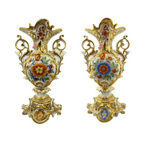Hand-Painted Vintage Pair of Vases with Gold Accents. Exquisite Artistry for Elegant Décor