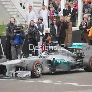 Mercedes Fórmula 1, Goodwood Racing Circuit, fotografía 6x4 en funda de cartón. Reunión de miembros, Automovilismo, Rowan Atkinson, Regalo para hombres