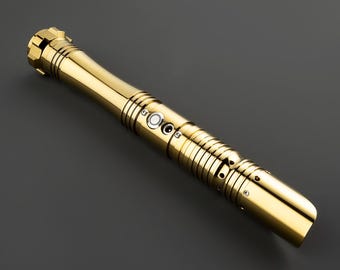 Sable personalizado SIRIUS RGB: empuñadura dorada, duelo intenso