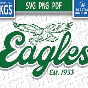 Puede incluir: Un diseño gráfico digital que presenta la palabra Eagles en letra cursiva verde con un contorno blanco y sombra paralela. Sobre la palabra hay una ilustración de un águila blanca sosteniendo un balón de fútbol americano. El texto Est. 1933 aparece en verde.
