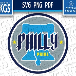 Könnte beinhalten: Ein kreisförmiges Design mit dem Wort "PHILLY" in einer stilisierten Schriftart und einer blauen Liberty Bell-Grafik. Das Design enthält den Text "PRIDE" und zwei gelbe Sterne, alles vor einem grauen Hintergrund mit einem marineblauen Rand.