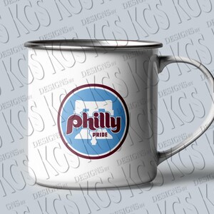 Pode incluir: Caneca esmaltada branca com borda e al&ccedil;a prateadas. A caneca apresenta um design circular com o texto "Philly Pride" em bord&ocirc; e branco, sobre um fundo azul. A caneca &eacute; de estilo camping cl&aacute;ssico.