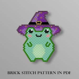 Può includere: Una rana pixelata con un cappello da strega viola con dettagli dorati. La rana è verde chiaro con la pancia bianca e le guance rosa. L'immagine include il testo "BRICK STITCH PATTERN IN PDF".