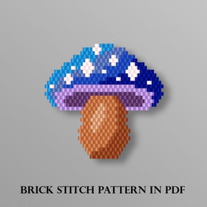 Op de afbeelding: Een pixelachtig paddestoelontwerp in blauw, paars en bruin. De paddenstoelkap is blauw met witte stervormige accenten. De steel is bruin. De tekst "BRICK STITCH PATTERN IN PDF" staat onderaan.