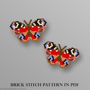 Puede incluir: Dos diseños de mariposas pixeladas en rojo, marrón, azul y amarillo sobre un fondo gris. Las mariposas están creadas con un patrón de punto de ladrillo. El texto en la parte inferior dice "BRICK STITCH PATTERN IN PDF".
