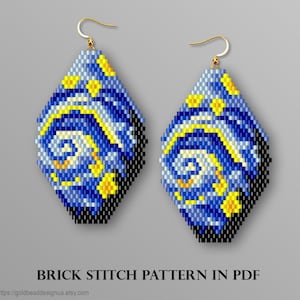 Pode incluir: Um par de brincos de missangas em forma de diamante com um padrão de redemoinho em tons de azul, azul claro, branco e amarelo. Os brincos estão suspensos em ganchos de metal dourado. O texto BRICK STITCH PATTERN IN PDF é visível abaixo.