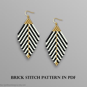 以下が含まれることがあります： 黒と白の幾何学模様のビーズイヤリングにゴールドのアクセント。レンガステッチパターンのPDFダウンロード。