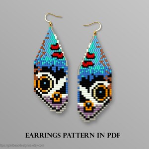 Puede incluir: Un par de pendientes de cuentas con un diseño pixelado colorido de una cara de animal. Los pendientes tienen forma de lágrima y tienen ganchos dorados. El texto "EARRINGS PATTERN IN PDF" está en la parte inferior de la imagen.