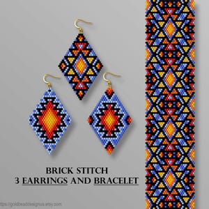 Könnte beinhalten: Drei rautenförmige Ohrringe und ein Armband mit einem Ziegelstichmuster. Die Ohrringe und das Armband weisen ein geometrisches Design in Blau, Orange, Gelb und Schwarz auf. Der Text "BRICK STITCH 3 EARRINGS AND BRACELET" befindet sich unten.