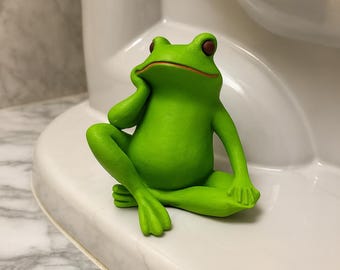 Thinking Frog Toilet Buddy – Funny 3D Printed Bathroom Decor, Quirky Frog Figurine, Hilarious Toilet Humor Gift, Funny Toilet Bolt Cap Cover