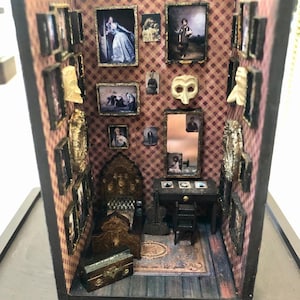 Miniature victorian-style bachelor&#39;s bedroom (with Venetian Masks)