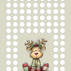 Può includere: Un grafico di risparmio natalizio beige con un'illustrazione di renna dei cartoni animati. Il grafico ha 60 cerchi vuoti per tenere traccia dei risparmi, con il testo "Christmas Reindeer Savings". La renna indossa un abito verde ed è seduta.