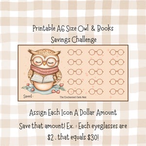 Puede incluir: Desafío de ahorro imprimible de tamaño A6 con un búho con gafas y una bufanda rosa, leyendo un libro en una taza de té. El diseño incluye iconos de gafas para rastrear el ahorro. El texto dice: "Asigna a cada icono una cantidad en dólares."