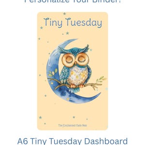 Puede incluir: Panel A6 Tiny Tuesday con una ilustración de acuarela de un búho azul posado en una luna creciente. El texto "Tiny Tuesday" está en la parte superior, con "¡Personaliza tu carpeta!" encima. "The Enchanted Owls Nest" está en la parte inferior.