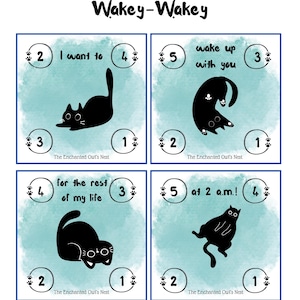 Puede incluir: Cuatro tarjetas ilustradas con gatos negros y texto. Las tarjetas están sobre un fondo azul con acentos de acuarela blanca. El texto en las tarjetas dice: "Quiero", "despertarme contigo", "por el resto de mi vida", y "¡a las 2 a.m.!". Cada tarjeta tiene un número en las esquinas superior e inferior.