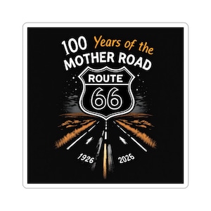 Puede incluir: Una ilustración en blanco y negro de una señal de la Ruta 66 con el texto "100 Years of the Mother Road" y los años "1926" y "2026" sobre un fondo negro.