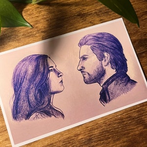 Könnte beinhalten: Eine Bleistiftzeichnung eines Mannes und einer Frau, die sich gegenseitig ansehen. Die Zeichnung ist in Violett- und Blautönen auf einem hellrosa Hintergrund gehalten.