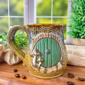 Tazza in ceramica fatta a mano con motivo casa di mezz'uomo, tazza con porta in stile fantasy boschivo.