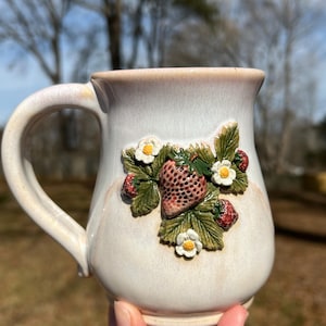 Handgemachter Erdbeer-Keramik-Becher: Erdbeeren und Sahneglasur, 16 oz