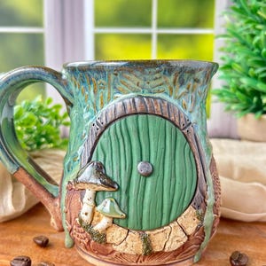 Tazza in ceramica fatta a mano con motivo casa di mezz'uomo, tazza con porta in stile fantasy boschivo.