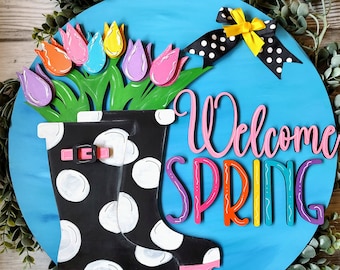 Regenstiefel und Tulpen Frühlingsschmuck. Kundenspezifische, einzigartige, handbemalte Tür mit hellen Blumentürhängern