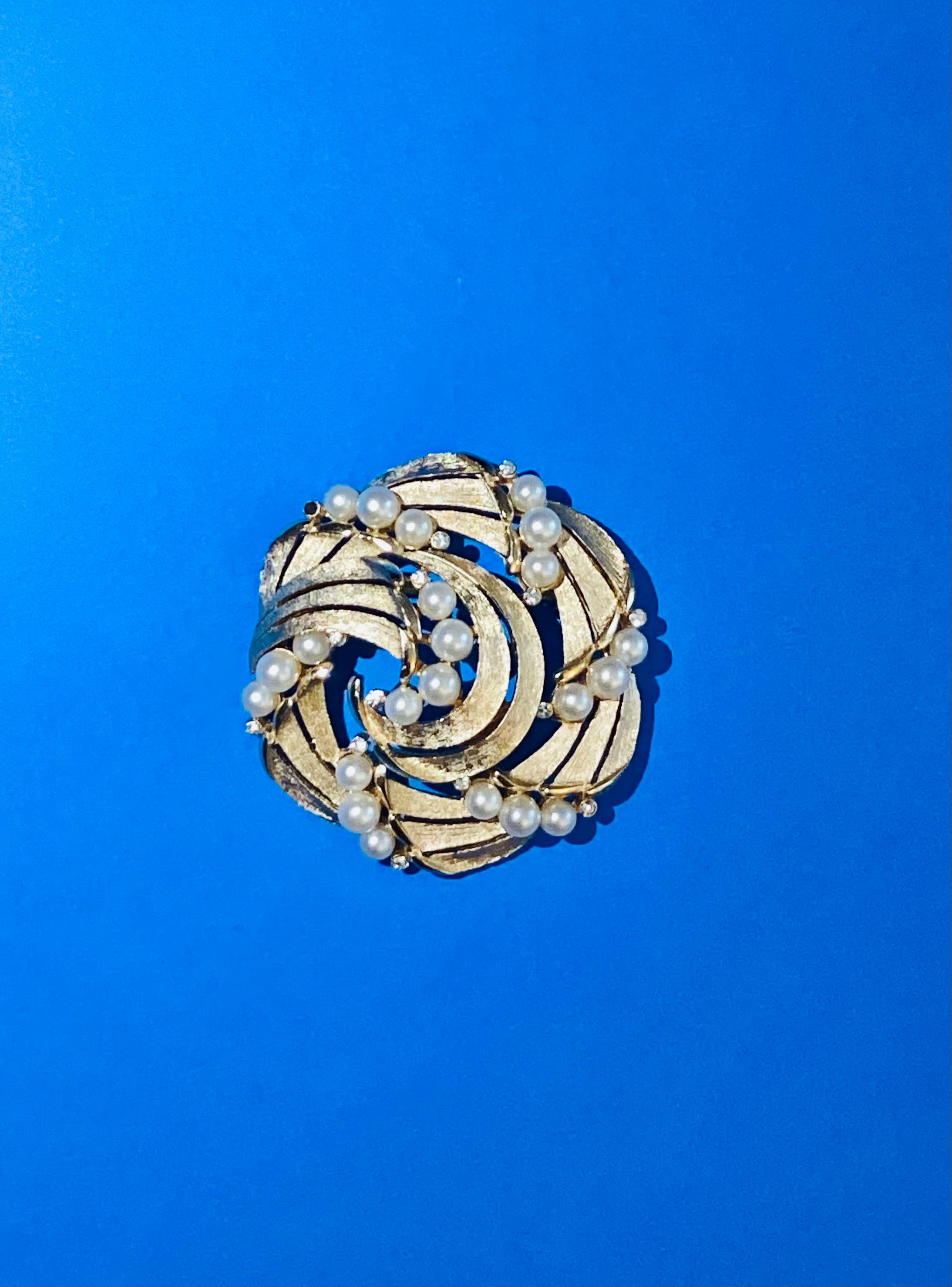 Vintage Trifari Gold Plated/pearl Brooch - Etsy