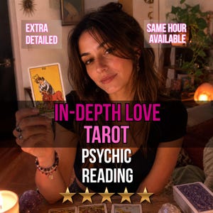 Peut inclure: Une carte de tarot illustrant la Force tenue à la main, avec des textes superposés EXTRA DETAILED, SAME HOUR AVAILABLE, IN-DEPTH LOVE TAROT PSYCHIC READING et cinq étoiles dorées. Un jeu de cartes et des cristaux sont sur la table.