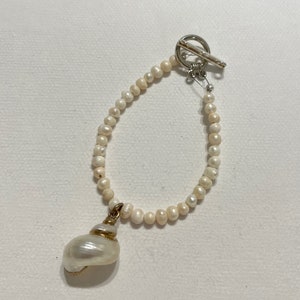 Pearl and White Gold Shell Interlocking Bracelet