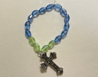 Pulsera elástica con cuentas azules y verdes con cruz plateada