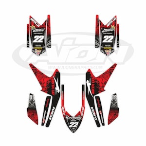 Könnte beinhalten: Ein Satz roter, schwarzer und weißer Arctic Cat Grafiken. Die Grafiken zeigen die Nummer 22, die Namen "Hinson" und "Duncan" und den Text "Arctic Cat". Das Design beinhaltet ein Stammesmuster und die Website-Adresse www.aiongraphics.com.