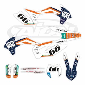 Op de afbeelding: Een verzameling witte, oranje en marineblauwe motorstickers. De stickers tonen het nummer 66, het Vans-logo en verschillende merknamen zoals Dunlop, Athena en Motorex. Bevat een sectie voor "YOUR NAME".