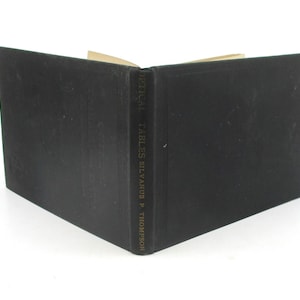 Peut inclure: Un livre reli&eacute; noir avec une inscription dor&eacute;e sur le dos qui indique "Fables politiques" par Silas W. Thompson.