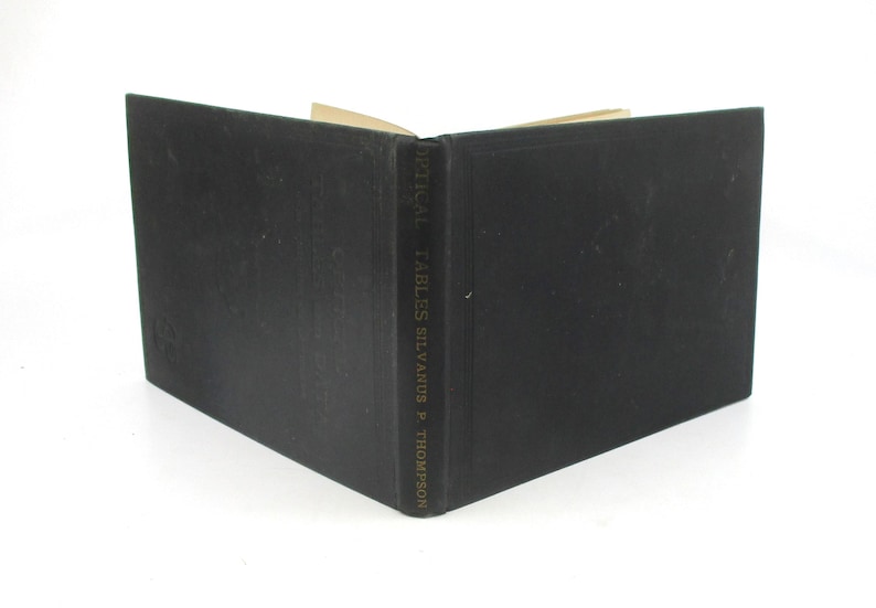 Peut inclure: Un livre reli&eacute; noir avec une inscription dor&eacute;e sur le dos qui indique "Fables politiques" par Silas W. Thompson.