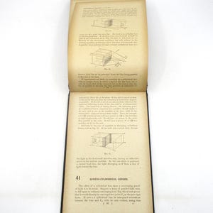 Peut inclure: Une page d'un livre ancien sur l'optique, pr&eacute;sentant un sch&eacute;ma d'une lentille cylindrique et un texte expliquant le concept de "Lentilles sph&eacute;ro-cylindriques".