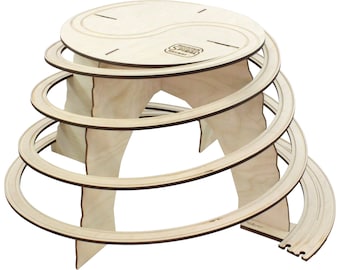 Könnte beinhalten: Holzspielzeug-Bahnsatz mit Spiraldesign. Die Bahn besteht aus mehreren Ebenen und ist für die Verwendung mit Spielzeugautos oder Murmeln konzipiert.