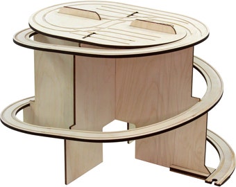 Könnte beinhalten: Holzspielzeug-Rennstrecke mit Spiraldesign. Die Strecke ist aus Naturholz gefertigt und hat eine hellbraune Farbe. Die Strecke ist so konzipiert, dass sie sich zum einfachen Verstauen zusammenbauen und zerlegen lässt.