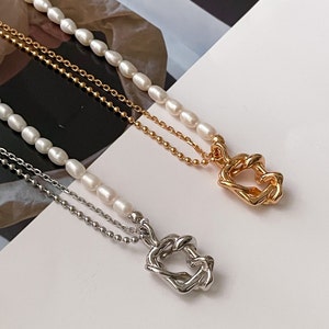 Silberfarbene Perlenkette mit einem speziell entworfenen ovalen Ringwickeltextur-Design | Silber Statement Kette als Geschenk für Sie
