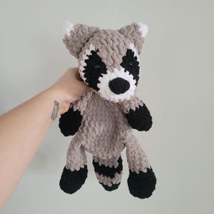 Snuggler met gehaakte wasbeer / Lovey / Plushie / Handgemaakt / Baby