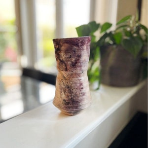 Handgemaakt keramiek, pitfired, keramische vaas, groot, slank, keramiek en aardewerk