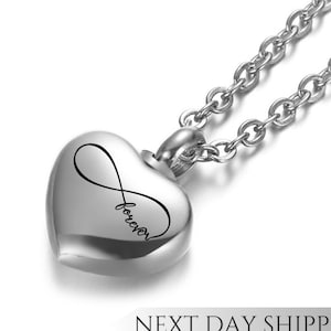 Op de afbeelding: Zilveren ketting met een hartvormige hanger met een oneindigheidssymbool en het woord "forever" erop gegraveerd. De ketting heeft een zilveren ketting.