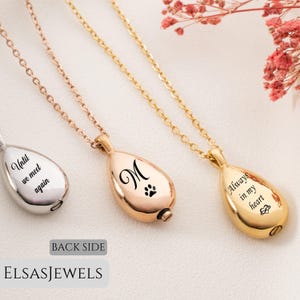 Op de afbeelding: Drie druppelvormige hangerkettingen in zilver, ros&eacute;goud en goud. Elke hanger hangt aan een delicate ketting. De zilveren hanger leest "Until we meet again". De ros&eacute;gouden hanger heeft een "M" en een pootafdruk. De gouden hanger zegt "Always in my heart".