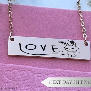 Collar de barra horizontal personalizado, colgante de amor de conejito grabado, joyería minimalista, lindo regalo de conejo, collar con nombre personalizado, regalo para ella
